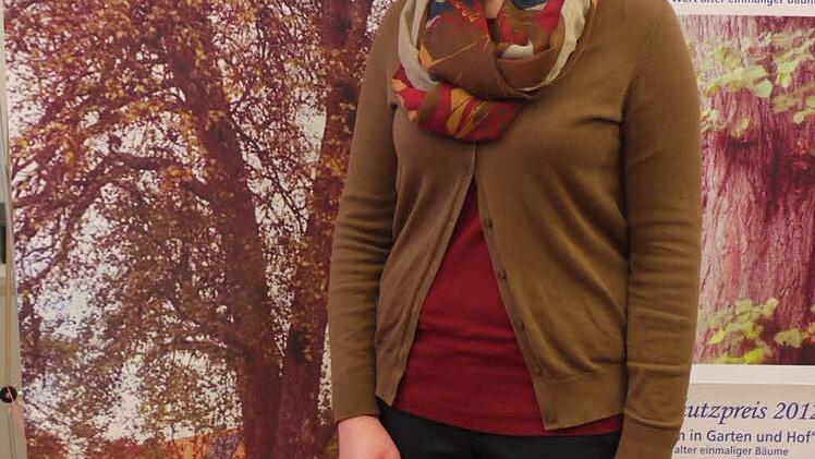 Carina Sponsel hat ein Foto von 1906, das  den Birnbaum schon in seiner heutigen Gestalt zeigt.  Fotos: Pauline Lindner