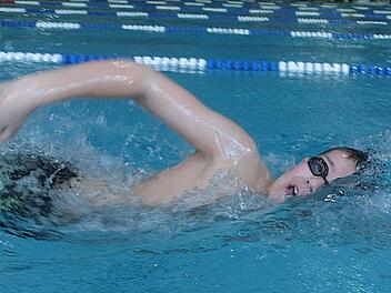 Lucas Dittwar holt bei der Bezirksmeisterschaft vier Titel für den ATS Kulmbach aus dem Wasser. Fotos: Karl Heinz Weber