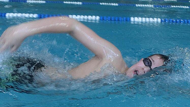 Lucas Dittwar holt bei der Bezirksmeisterschaft vier Titel für den ATS Kulmbach aus dem Wasser. Fotos: Karl Heinz Weber