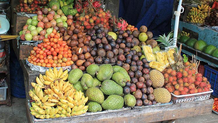 Richtig genauso wie sie heißt: die Stinkfrucht. Das ist die gelbe, stachelige Frucht unten rechts.