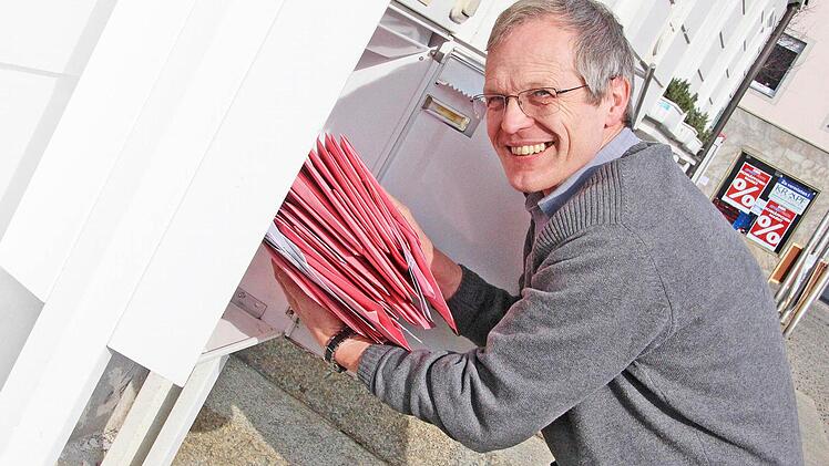 Gerhard Leicht holt die Wahlunterlagen aus dem Briefkasten am Rathaus.  Fotos: Sabine Herteux