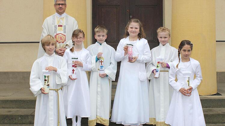 Unterhohenried - Ihre Erstkommunion feierten in Unterhohenried drei Jungen und drei Mädchen. Sie empfingen erstmals den Leib Christi. Von links: Lukas Max Balling, Johanna Strobel, Jakob Weber, Christina Müller, Niklas Voll und Jule Buhmann mit Haßfurts Pfarrer Stephan Eschenbacher. Foto: Ralf Naumann