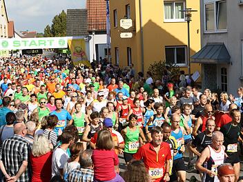 Einen großes Starterfeld machte sich im Hauptlauf auf die Strecke über 10 Kilometer. Fotos: privat/sportpress