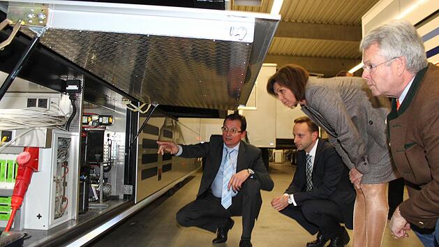 Gesch&auml;ftsf&uuml;hrer Peter Hofmann informierte Wirtschaftsministerin Ilse Aigner bei einer F&uuml;hrung &uuml;ber sein Fahrzeugbau-Unternehmen. Mit auf dem Bild CSU-B&uuml;rgermeisterkandidat Robert Bosch (Zweiter von links) und MdL Ludwig von Lerchenfeld. Fotos: J&uuml;rgen G&auml;rtner