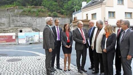 Wann kann der Bau im Stadtkern (siehe Hintergrund) beginnen? Die Macher (v. l.): Bürgermeister Timo Ehrhardt, Notar Jochen Keßler, Susanne Heinlein, Bernd Sesselmann, Peter Goihl (beide Sparkasse), Investor Gerd Sambale, Karin Eichhorn und Georg Feder (Raiffeisen-Volksbank) Foto: vs
