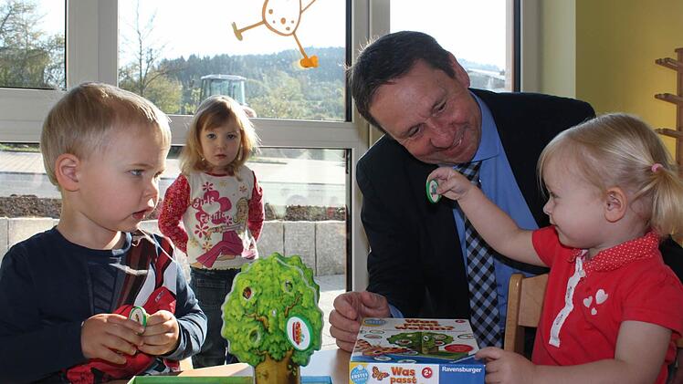 Bürgermeister Norbert Gräbner mit Nachwuchs der Gemeinde  Foto: Veronika Schadeck