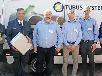 Tubus-Geschäftsführer Oliver Ramm (3. v. l.) soll den Markt in und um Kronach erschließen. Und die Kronacher freuten sich über die Spende (v. l.): Bürgermeister Wolfgang Beiergrößlein, der Vorsitzende des THW Kronach, Peter Settmacher, der Technische Direktor Hans Sönksen (Tubus), Alexander Eysert (Tubus) und Andreas Frigard (Tubus). Foto: vs