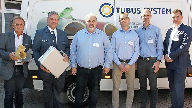 Tubus-Geschäftsführer Oliver Ramm (3. v. l.) soll den Markt in und um Kronach erschließen. Und die Kronacher freuten sich über die Spende (v. l.): Bürgermeister Wolfgang Beiergrößlein, der Vorsitzende des THW Kronach, Peter Settmacher, der Technische Direktor Hans Sönksen (Tubus), Alexander Eysert (Tubus) und Andreas Frigard (Tubus). Foto: vs