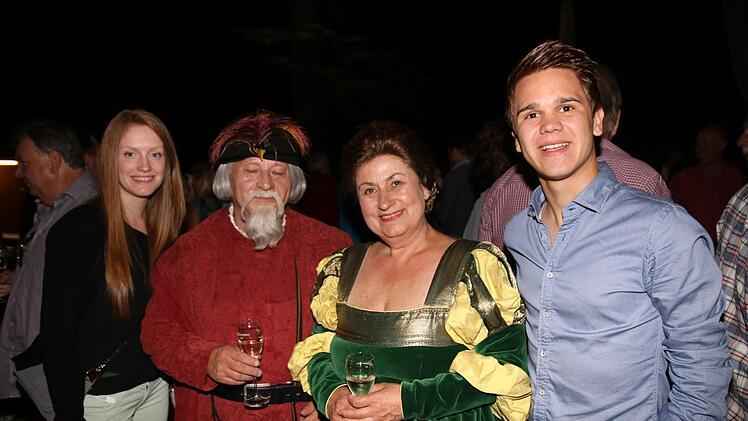 Nach der Vorstellung waren alle Besucher zu einem Gläschen Sekt eingeladen und konnten mit den Schauspielern auf einen gelungenen Abend anstoßen. Foto: Jürgen Gärtner