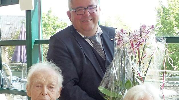 B&uuml;rgermeister Metzner gratuliert dem Jubelpaar. Foto: B&auml;rbel Meister
