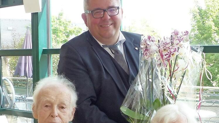 Bürgermeister Metzner gratuliert dem Jubelpaar. Foto: Bärbel Meister