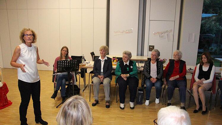 Erzählkunst in großartiger Weise vermittelte Ilona Graf (l.) beim evangelischen Frauenkreis. Ihre Erzählungen gingen unter die Haut, erheiterten, brachten zum Nachdenken, berührten tief im Inneren. Einfach Erzählkunst vom Feinsten.Rainer Glissnik