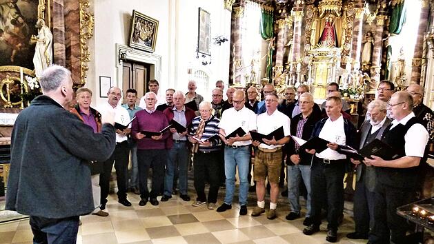 Der Chor mit seinem Leiter Frank Bodemeyer Foto: Oswald Purucker