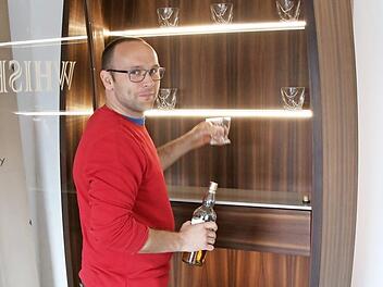 Christian Matern hat seinen Whisky-Schrank bereits patentieren lassen.  Foto: Josef Hofbauer