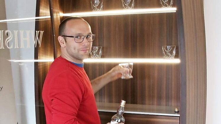 Christian Matern hat seinen Whisky-Schrank bereits patentieren lassen.  Foto: Josef Hofbauer