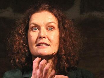 "Warum muss mir das immer wieder passieren?" Ausdrucksstarke Bestürzung, Verzweiflung und Verwunderung zogen sich wie ein "roter Faden" durch das erste Solo-Programm von Annette Grabiger, die mit ihrem Wortwitz und schauspielerischen Talent das Premieren-Publikum überzeugte. Foto: Bertram Wagner