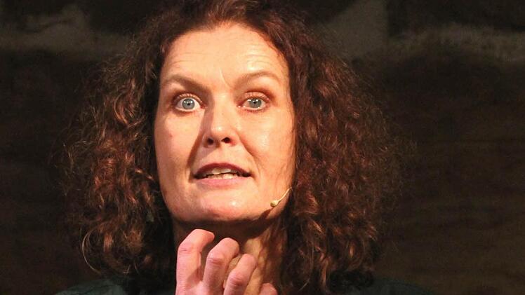 "Warum muss mir das immer wieder passieren?" Ausdrucksstarke Bestürzung, Verzweiflung und Verwunderung zogen sich wie ein "roter Faden" durch das erste Solo-Programm von Annette Grabiger, die mit ihrem Wortwitz und schauspielerischen Talent das Premieren-Publikum überzeugte. Foto: Bertram Wagner