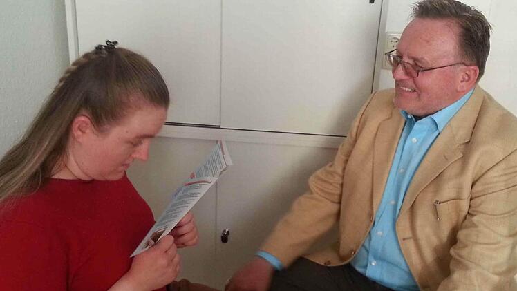 Dieter Sauer und seine Tochter Julia, die unter Autismus leidet.