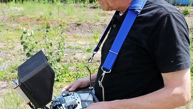 Volkmar Franke mit der Fernsteuerung,
