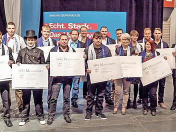 Die neuen Meister sind sichtlich stolz auf ihre Meisterbriefe.  Foto: Handwerkskammer