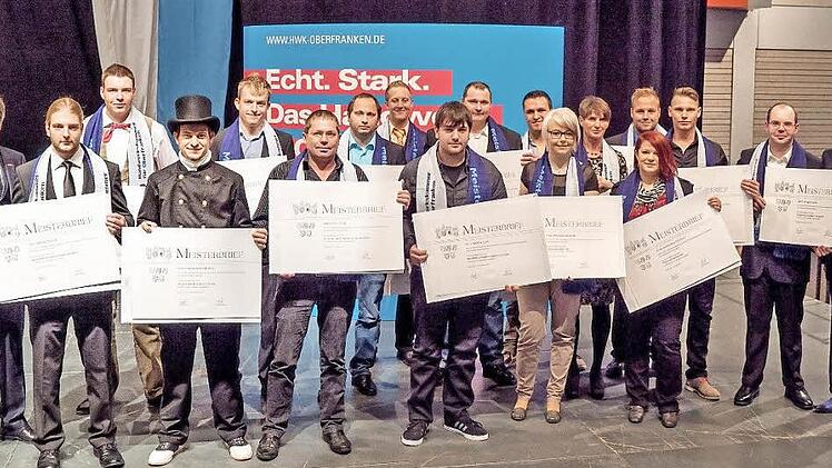 Die neuen Meister sind sichtlich stolz auf ihre Meisterbriefe.  Foto: Handwerkskammer