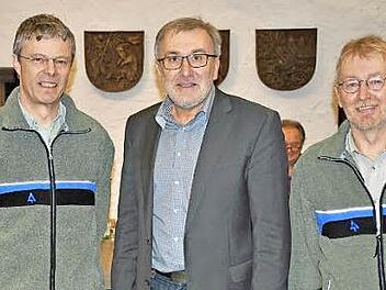 Bürgermeister Helmut Krämer (Mitte) verabschiedete zu Beginn der Marktgemeinderatssitzung den langjährigen Revierleiter Hans-Peter Schreier (r.) und hieß gleichzeitig mit Joachim Esslinger seinen Nachfolger im Amt willkommen.  Foto: fra-press