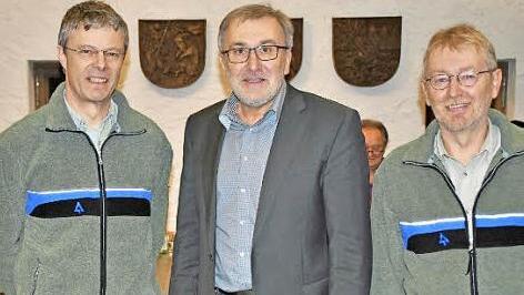 Bürgermeister Helmut Krämer (Mitte) verabschiedete zu Beginn der Marktgemeinderatssitzung den langjährigen Revierleiter Hans-Peter Schreier (r.) und hieß gleichzeitig mit Joachim Esslinger seinen Nachfolger im Amt willkommen.  Foto: fra-press