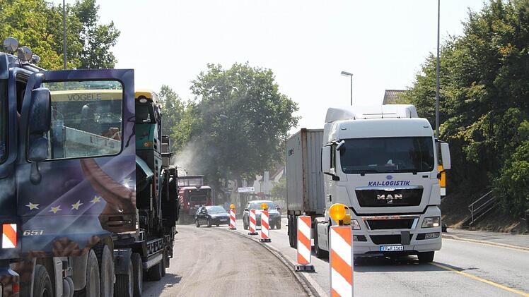 In der Bayreuther Straße haben die Bauarbeiten schon am Vormittag begonnen.