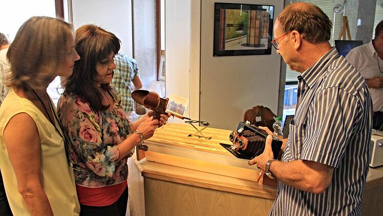 "Stereo-Fotograf" Manfred Künzel (rechts) gibt Besucher der Vernissage einen Einblick in die Geheimnisse der Stereofotografie.  Foto: Helmut Will