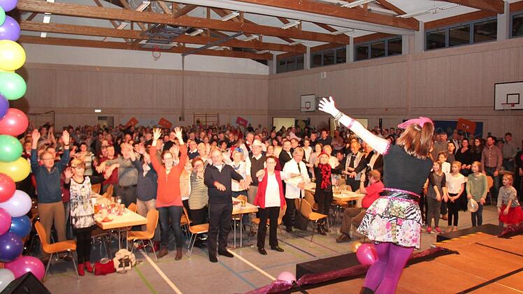 Katha bringt Bewegung in den Saal.