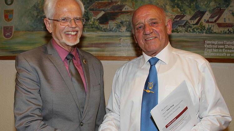 Klaus Hoffmann zeichnete den Chorleiter Vitus Karg im Namen des Fränkischen Sängerbunds und des Deutschen Chorverbands aus. Foto: Sonja Adam