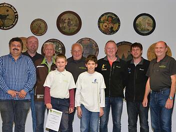 Freuen sich über die gelungene Stadtmeisterschaft: Georg Heymann (von links, Referent für Sport und Sportstätten) und Klaus Brückner (Schützenmeister Kgl. priv. Schützengesellschaft Münnerstadt 1356) mit den Schützenmeistern, die sich stellvertretend für die Teilnehmer aufs Foto gesellten.  Foto: Björn Hein