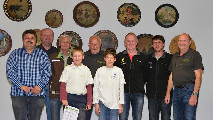 Freuen sich über die gelungene Stadtmeisterschaft: Georg Heymann (von links, Referent für Sport und Sportstätten) und Klaus Brückner (Schützenmeister Kgl. priv. Schützengesellschaft Münnerstadt 1356) mit den Schützenmeistern, die sich stellvertretend für die Teilnehmer aufs Foto gesellten.  Foto: Björn Hein