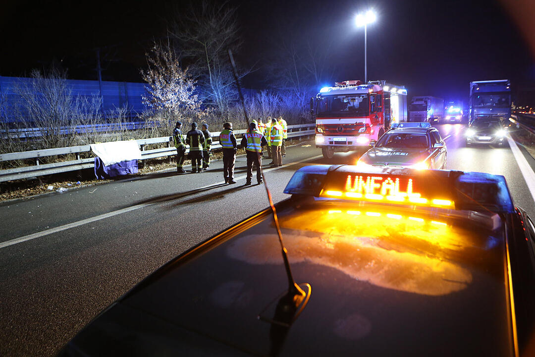 Fußgänger auf A73 von Auto erfasst