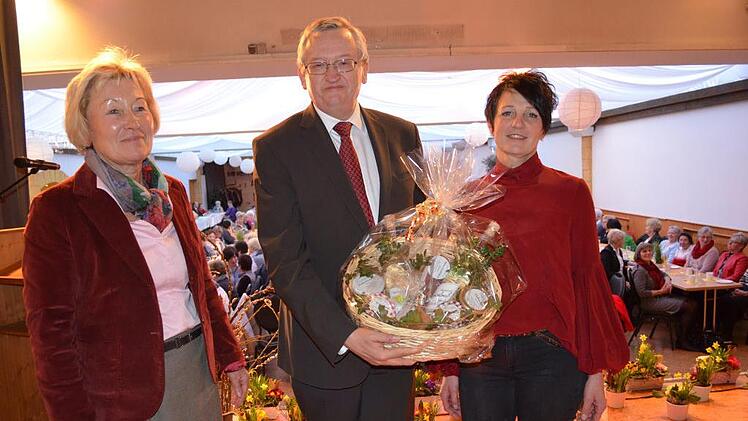 Heidi Bauersachs und Dagmar Hartleb bedanken sich mit einem Präsentkorb voller "Heimat" beim Festredner Prof. Dr. Günter Dippold. Foto: Gabi Bertram