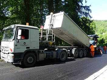 Die Verschleißschicht wurde abgefräst und ein neuer Teerbelag eingebaut. Foto: Paul Pöhlmann