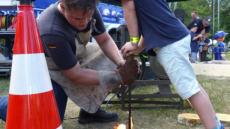 Kräftig drücken muss man schon,  aber ansonsten  ist das mit dem Brandzeichen auf dem Birkenholz kinderleicht. Foto: Klaus-Peter Wulf