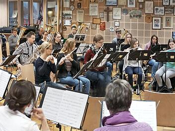 Das Symphonischen Kreisblasorchester probt unter der Leitung von Benedikt Feustel (rechts). Foto: Peter Detsch