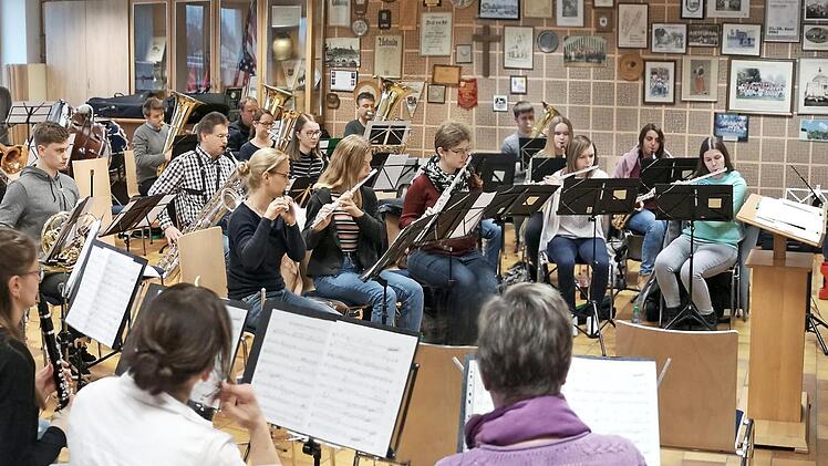 Das Symphonischen Kreisblasorchester probt unter der Leitung von Benedikt Feustel (rechts). Foto: Peter Detsch