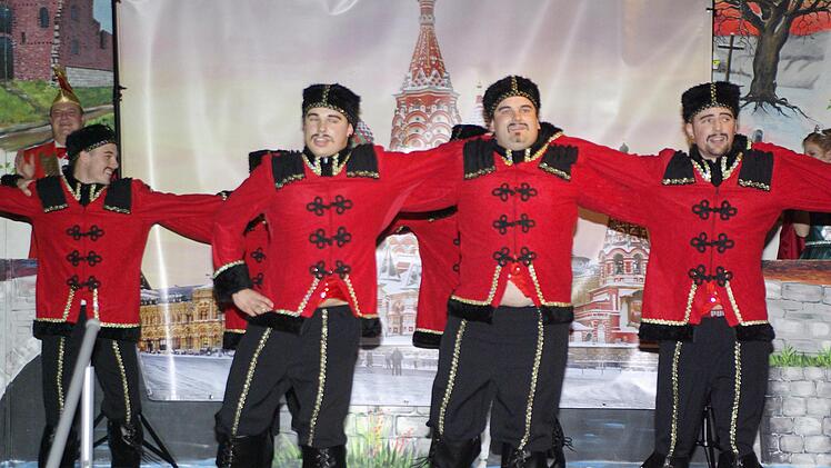 Das Auraer Männerballett gab die perfekten Kosaken-Machos vor Putins Amtssitz.