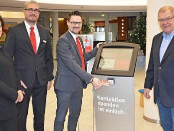 Kontaktlos spenden ist einfach. Gemeinsam mit Edda und Jürgen Kroos von der Tafel Coburg zeigen Jens Frembs und Stefan Schneyer von der Sparkasse, wie bis 7. Januar - sozusagen im Vorbeigehen - kontaktlos gespendet werden kann.  Foto: Jana Lindner-Okrusch