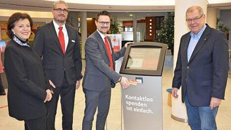 Kontaktlos spenden ist einfach. Gemeinsam mit Edda und Jürgen Kroos von der Tafel Coburg zeigen Jens Frembs und Stefan Schneyer von der Sparkasse, wie bis 7. Januar - sozusagen im Vorbeigehen - kontaktlos gespendet werden kann.  Foto: Jana Lindner-Okrusch