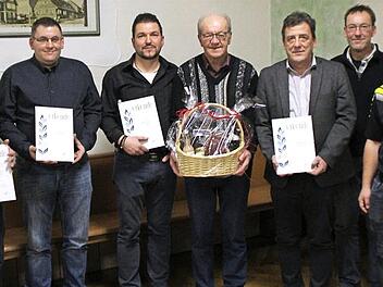 Beim FC Birnbaum wurden Mitglieder geehrt und Ehrenvorsitzender Alfred Kotschenreuther (Mitte) verabschiedet.  Foto: Hans Franz