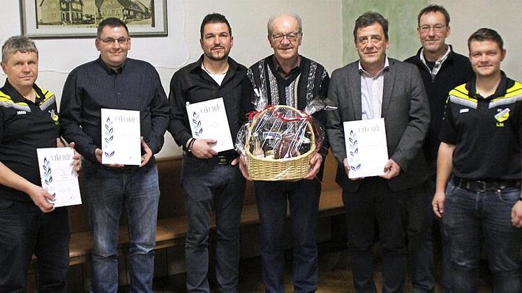 Beim FC Birnbaum wurden Mitglieder geehrt und Ehrenvorsitzender Alfred Kotschenreuther (Mitte) verabschiedet.  Foto: Hans Franz