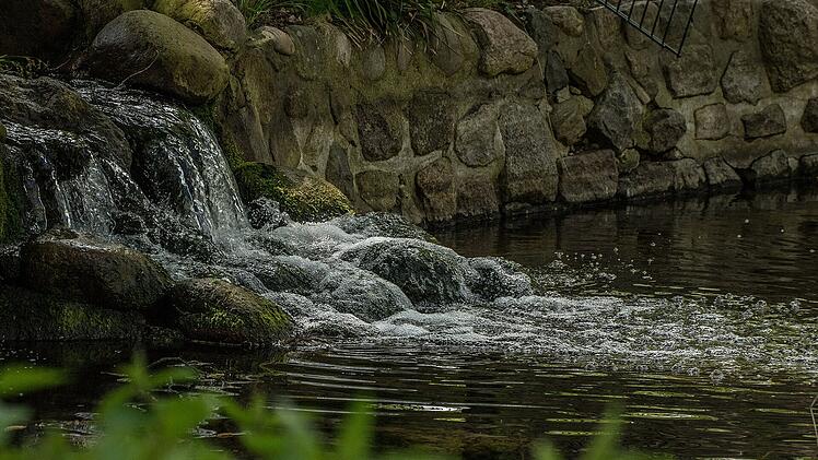 Polizei hilft Frau in Breiteng&uuml;&szlig;bach aus Bach