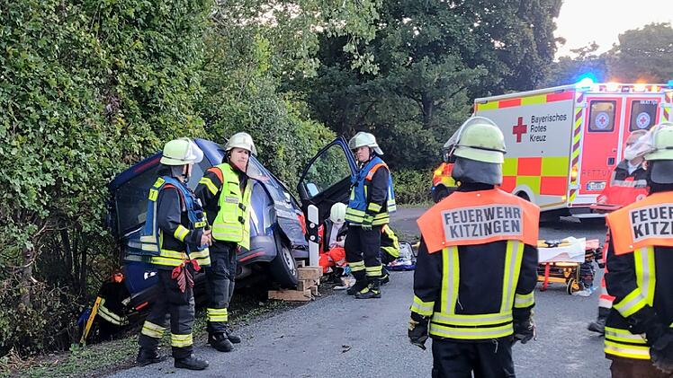 Bei Kitzingen: Auto ger&auml;t in Gegenverkehr - Unfall fordert zwei Verletzte