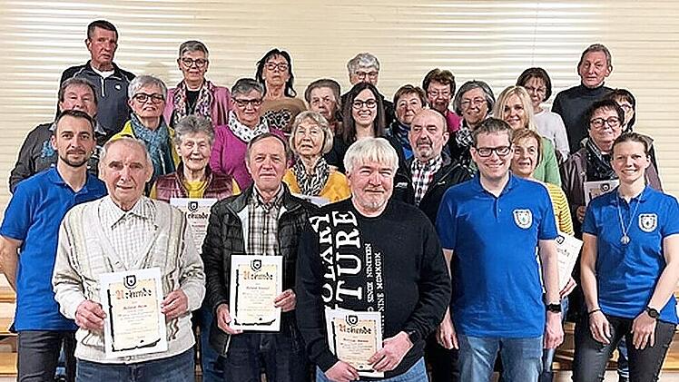 Viele Ehrungen standen beim FC Alemannia Schwärzelbach auf dem Programm.