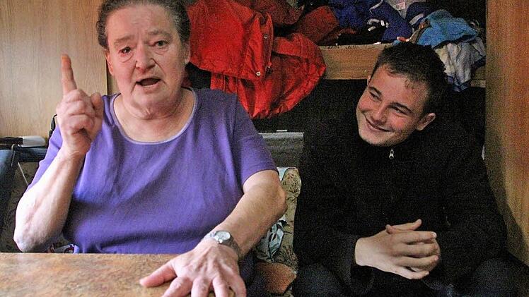 Brigitte Simon (62) lebt mit ihrem Sohn Marco (20) im Wohnwagen.    Fotos:  Josef Hofbauer