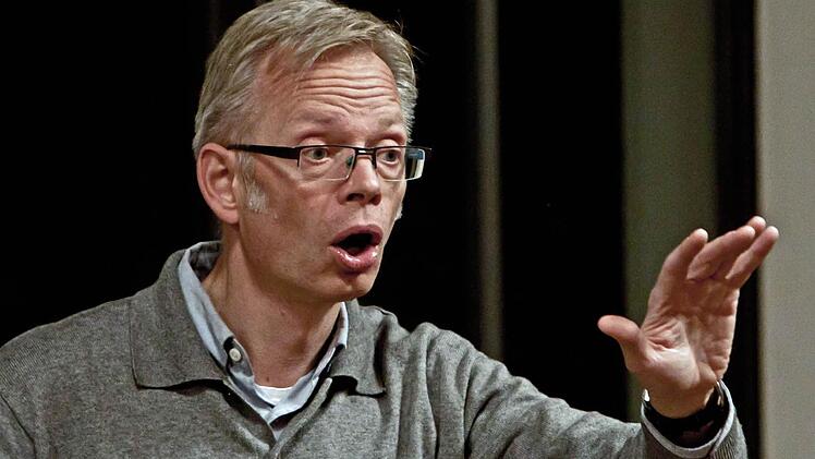 Kirchenmusikdirektor Peter Stenglein bei der Probenarbeit: Am dritten Adventssonntag dirigiert er Händels "Messias" in St. Moriz. Foto: Jochen Berger