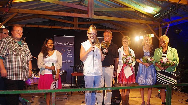 Die neue Weinkönigin Daniela Krüger (vorne, Mitte) richtete "königliche" Worte an die Gäste des Weinfests. Mit im Bild sind (von links): Günter Soja, Weinprinzessin Jana Schmidt, Kronachs Bürgermeister Wolfgang Beiergrößlein, Weinprinzessin Sonja Schmiedel, Rhodts Weinprinzessin Katharina I. und Rhodts Bürgermeisterin Irmgard Gromöller.